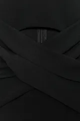 Vestido midi negro de corte ajustado, con cuello redondo y sisas. Presenta un corte en la cintura con detalle de tejido cruzado y abertura en el delantero. Cierre trasero con cremallera oculta.