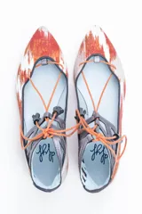 Botines con estampado de lenguas mallorquinas en color teja, con pieza de piel gris antracita en el tobillo y cordones de algodón con borlas de piel. Incluyen plantilla de piel y plantilla extra de lana intercambiable.