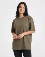 Remerón de algodón color verde oliva, de corte oversize y manga corta, con cuello redondo.
