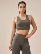 Top deportivo color marrón, con diseño ajustado y tirantes anchos.