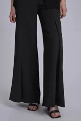 Pantalón palazzo negro de tiro alto.