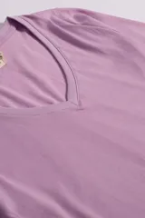Remera manga larga color lila con escote en V.