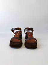Sandalias de cuero color chocolate, con plataforma y hebilla.