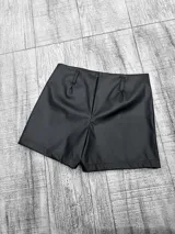 Short pollera negro de cuero sintético con talle alto y corte mini.