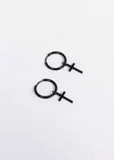 Par de aros dorados tipo argolla con dije de cruz colgante.