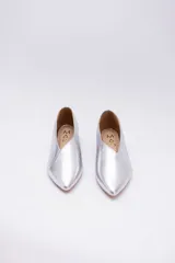 Chatitas color bronce de cuero, con punta fina y escote en V.