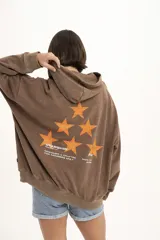 Canguro azul con efecto gastado, capucha con cordón ajustable, bolsillo tipo canguro y logo estampado en el pecho.