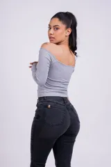 Pantalón de jean Oxford color gris oscuro, de tiro alto, corte ajustado en la cadera y acampanado desde la rodilla.