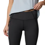 Calza deportiva negra de largo capri con tecnología Omni-Wick para absorción de la humedad y bolsillo lateral sin cierre.