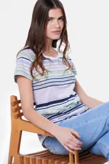 Remera de manga corta con botones, con rayas horizontales en tonos beige, azul, rosa y gris.