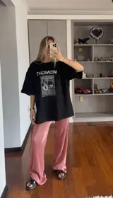 Pantalón plisado celeste de corte ancho y cintura elástica.