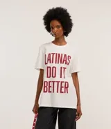 Remera blanca de algodón con cuello redondo y mangas cortas. Estampa frontal con la frase "Latinas Do It Better" en color rojo.