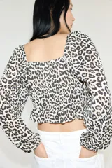 Blusa corta con estampado de leopardo, escote cuadrado elástico con cordón ajustable, mangas globo largas con puños elásticos y costuras elásticas en la cintura para un efecto fruncido.