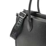 Bolso tote grande color negro, confeccionado en símil cuero graneado. Tiene doble asa corta, correa larga regulable y acceso con cierre. Cuenta con un compartimento principal con dos bolsillos abiertos y uno con cierre.