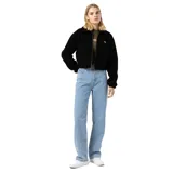 Pantalón de jean celeste, de corte recto y tiro alto.