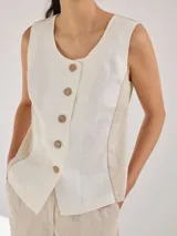 Chaleco color beige de lino con corte entallado y cierre frontal con botones de madera.