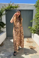 Vestido largo color camel con estampado abstracto en negro y rosa, de fibrana, con breteles finos y volados.