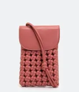 Cartera porta teléfono color rosado, con correa larga para colgar y diseño trenzado.