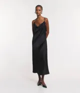 Vestido midi negro, modelo slip, con breteles finos y escote drapeado.
