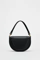 Bolso de hombro ovalado negro con asa de doble tira redonda con detalles metalizados dorados. Cierre imantado y asa de bandolera extraíble con tejido a contraste. Bolso interior con cierre mediante cremallera metálica.