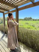 Vestido largo azul marino de lino con cuello mao, escote en V, mangas 3/4 con volados y corte escalonado. Diseño amplio y cómodo.