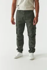 Pantalón cargo color ocre, de corte recto, con bolsillos laterales y traseros con solapa.