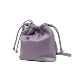 Cartera tipo bucket color lila, con correa ajustable y herrajes plateados. Tiene acceso con cordón y broche metálico, y dos bolsillos internos.