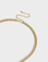 Collar corto dorado con cadena de eslabones y dijes colgantes de corazones con diferentes diseños.