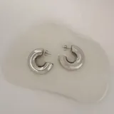 Par de aros tipo argolla gruesa de acero quirúrgico plateado.