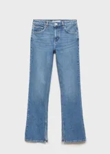 Pantalón de jean azul de corte recto, tiro medio, con cinco bolsillos, trabillas y aberturas en el bajo.