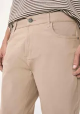 Pantalón de gabardina color beige, de corte recto y tiro medio.