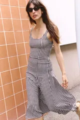 Vestido midi con estampado de cuadros vichy en blanco y negro, escote redondo y tirantes anchos.