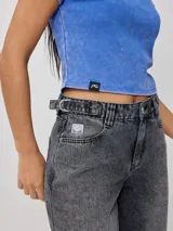 Remera blanca de algodón con elastano, corte crop top y textura acanalada.