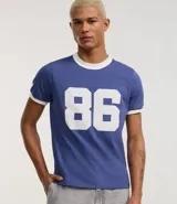 Remera deportiva azul con cuello redondo y mangas cortas con rib en color crema. Estampa frontal con el número 86 en color blanco.