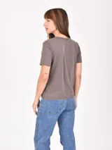 Remera color tostado de corte clásico y mangas cortas.