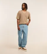 Pantalón de jean celeste, corte baggy relaxed, con cintura con trabillas y cordón ajustable.