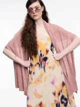 Chal color rosa de tejido liviano con brillo sutil y pequeñas lentejuelas al tono.