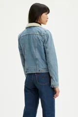 Campera de jean celeste con cuello y forro de sherpa color crema.