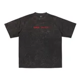 Remera oversize negra con efecto gastado y estampa frontal con el texto 'Kaboa Gallery' en rojo.