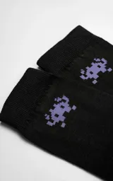 Medias negras con diseño de un alienígena de videojuego en color lila.