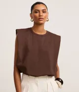 Body marrón sin mangas, confeccionado en tricolina con caída amplia y cuello redondo.