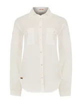 Camisa de manga larga color blanco, confeccionada en algodón orgánico con protección solar UPF 20+. Tiene cuello clásico, cierre frontal con botones, dos bolsillos con solapa en el pecho y puños abotonados.