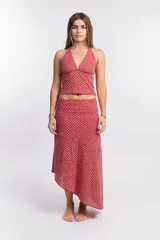 Top con estampado geométrico rojo y blanco, escote halter y espalda descubierta.