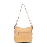 Bandolera color beige con correa larga regulable combinada a tono. Tiene dos bolsillos frontales con cierre, apertura superior con cierre, división interna, bolsillos internos y bolsillo trasero con cierre.