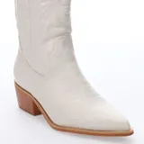 Botas vaqueras de caña alta color bordó, confeccionadas en material sintético imitación cuero. Presentan bordados decorativos en la caña y puntera afilada. Cuentan con un taco bajo y ancho.