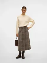 Sweater de punto color crudo, con cuello redondo y ajuste regular.