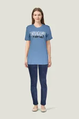 Remera celeste con cuello redondo y mangas cortas. Estampado frontal con la palabra "Uruguay" en color gris y "noma!" en negro.