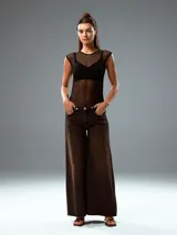 Top negro de malla transparente con cuello redondo y mangas cortas.