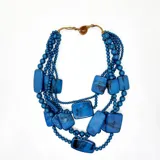 Collar de múltiples hilos con cuentas de resina azul en diferentes formas y tamaños.