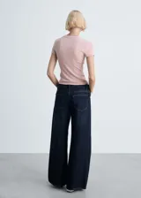 Camiseta rosa de tejido de punto con cuello redondo y mangas cortas.